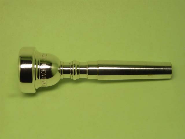 旧刻印バックCORP. 10-1/2Dトランペットマウスピース バック（現行モデル） 新古トランペットマウスピース 10－1/2C